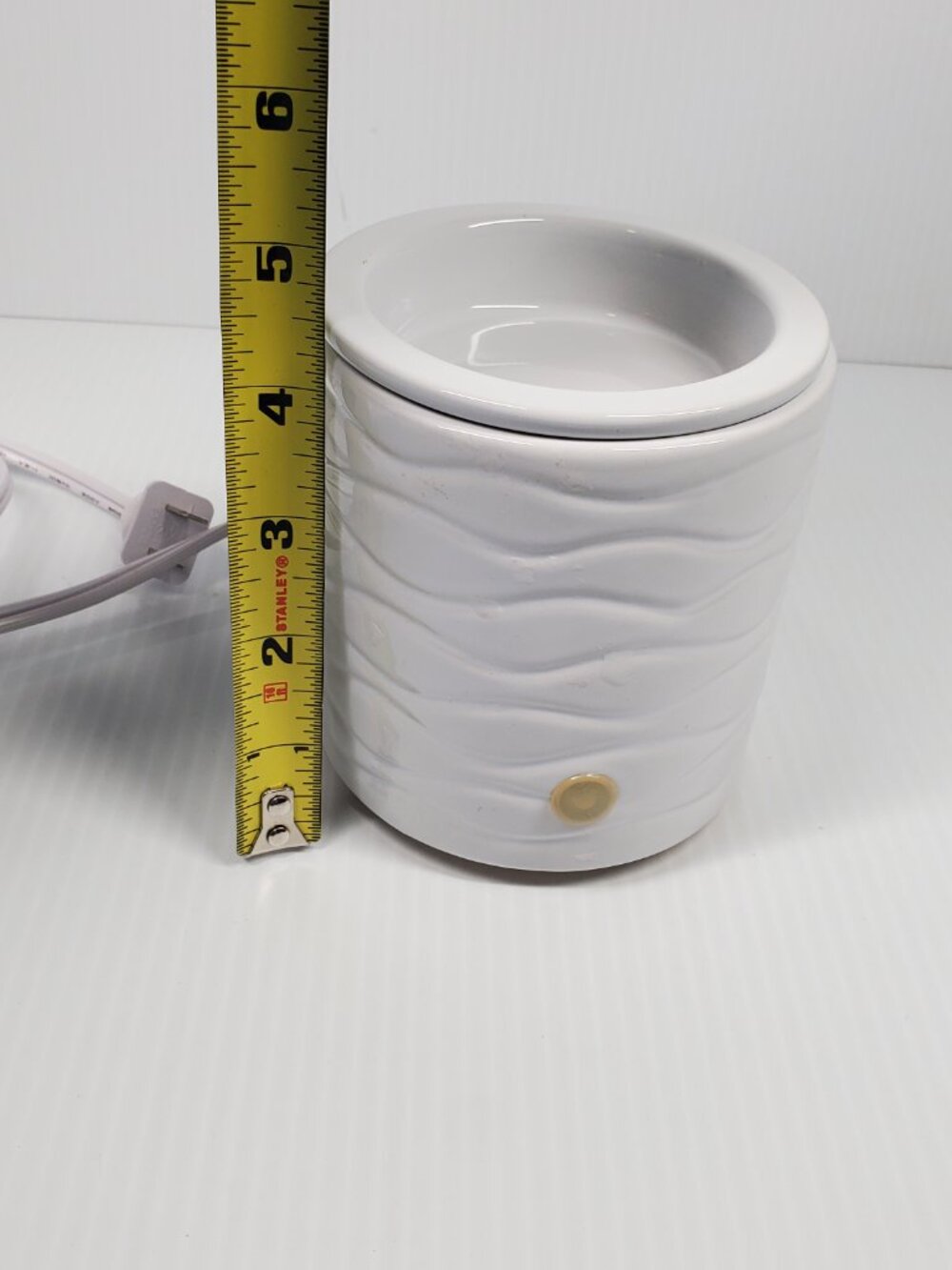 Intertek White with Textured Waves Candle/ Wax Warmer Electric #4008170 - Picture 4 of 5